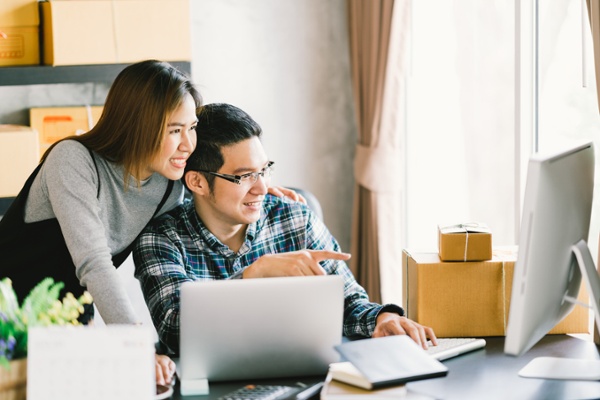 Couple comparing FreightDesk Online vs. Shippo for their family business