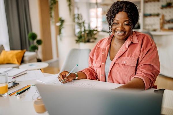 Logistics manager seeing the advantages of Real-Time Shipping Quotes vs. ShippingEasy